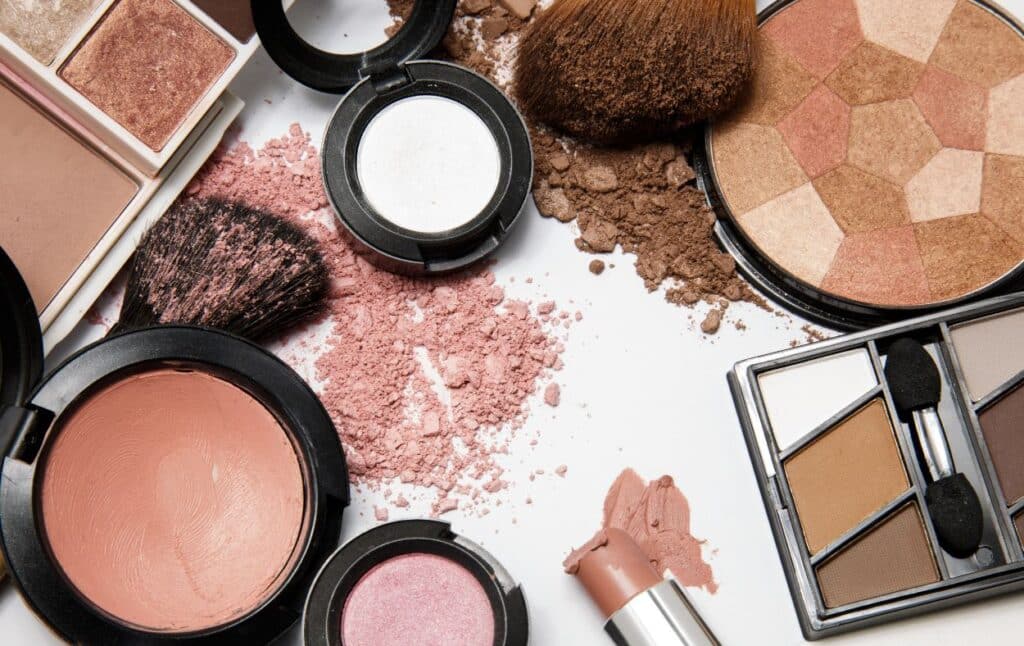Is Crunchi makeup really non-toxic? Does it work? Picture of powder makeup.